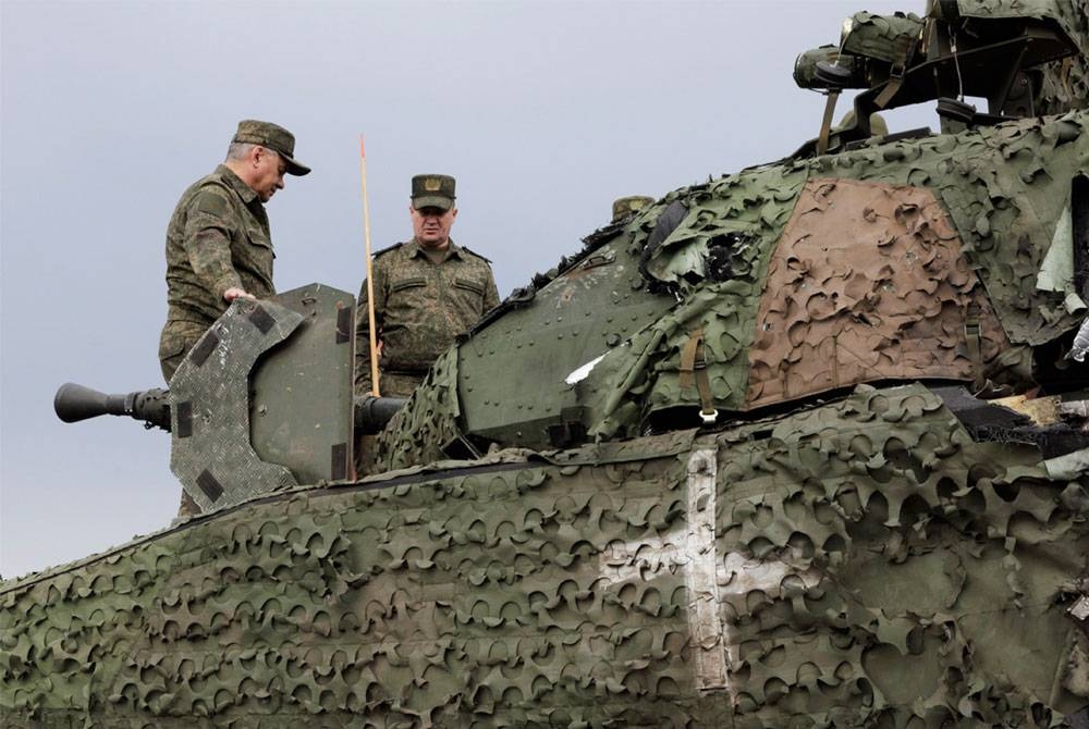 Gambar menunjukkan Menteri Pertahanan Rusia Sergei Shoigu (kiri) melawat pos arahan lanjutan kumpulan &#039;Pusat&#039; tentera di zon &#039;Operasi Ketenteraan Khas&#039; di lokasi yang tidak diketahui pada Jumaat. - EPA/Perkhidmatan Akhbar Kementerian Pertahanan Rusia