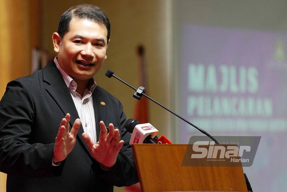 Rafizi menyampaikan ucapan pada majlis pelancaran Laporan Statistik Upah Pekerja (Sektor Formal) Suku Tahun Pertama 2023 di Jabatan Perangkaan Malaysia, Putrajaya pada Jumaat. - Foto SINAR HARIAN/ROSLI TALIB