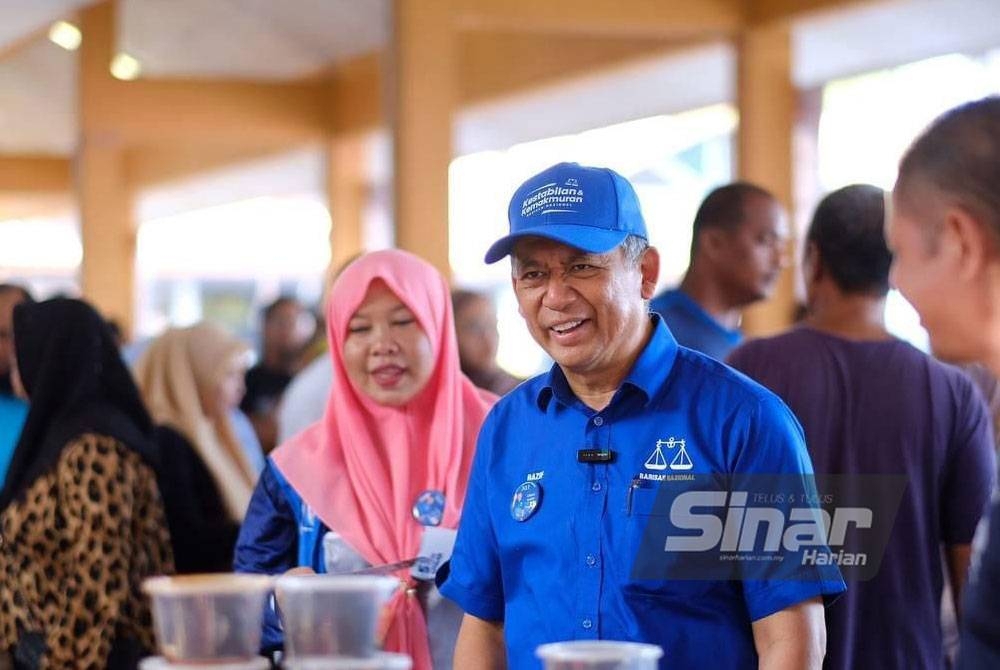 Ahmad Razif ketika meninjau Pasar Teluk Ketapang pada Jumaat.