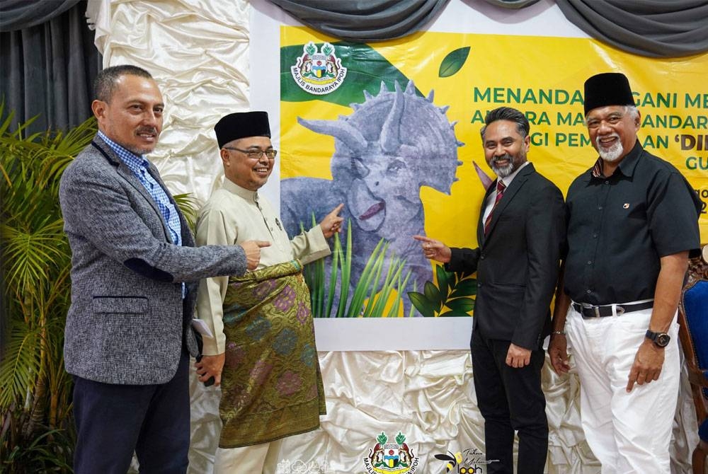 Rumaizi (dua dari kiri) yakin pembinaan taman tema dinosaur bakal jadi tarikan baharu pengunjung ke Perak bermula tahun depan. - Foto: MBI