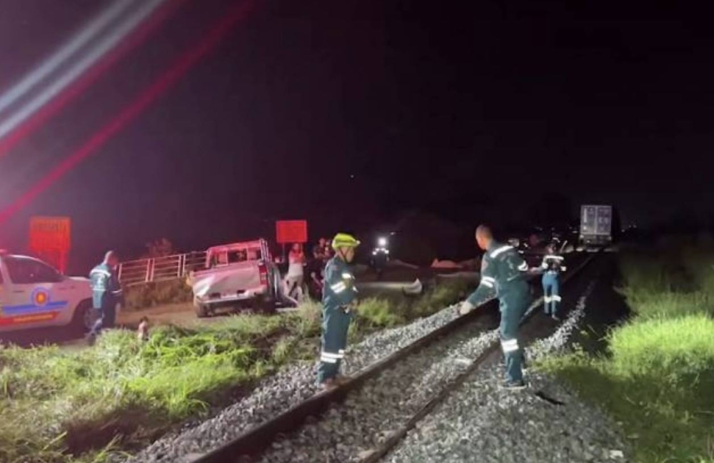 Anggota penyelamat dan polis berada di lokasi nahas kereta api di wilayah Chachoengsao, timur Bangkok. - Agensi