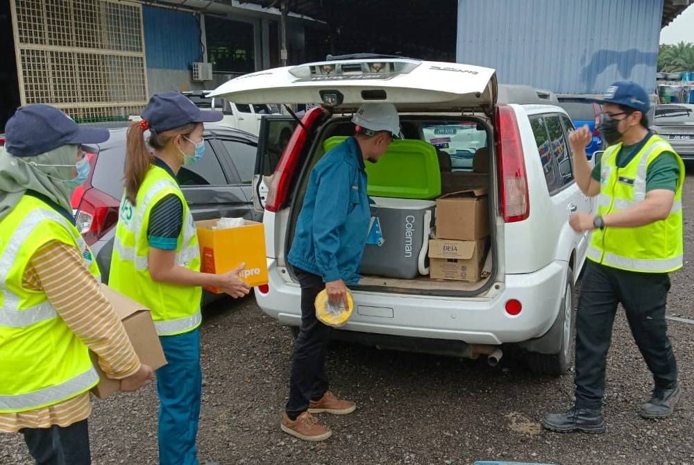 Pihak JAS mengambil sampel daripada sebuah kilang yang menjalankan aktiviti menyimpan dan memproses minyak sawit enapcemar di Kampung Sungai Redan, Ulu Tiram, Johor Bahru bagi mengesan punca pencemaran bau.