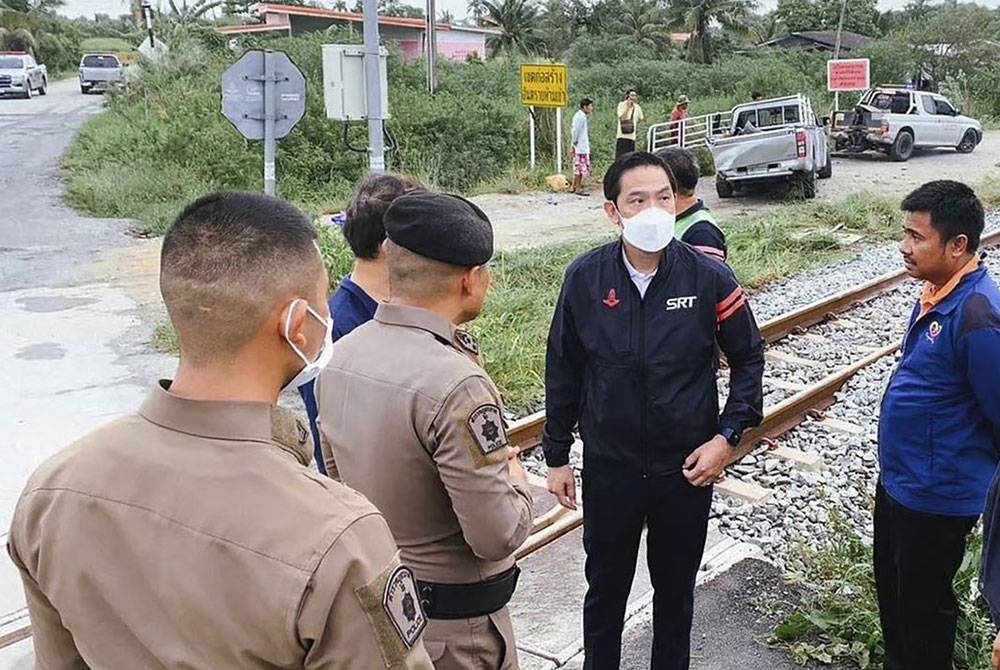 Gabenor SRT Nirut Maneephan melawat lokasi kemalangan pada Jumaat. Foto: AP