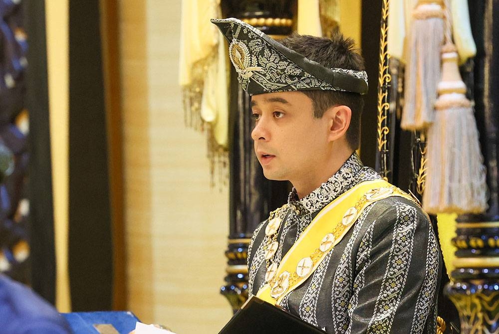 Pemangku Raja Pahang Tengku Hassanal Ibrahim Alam Shah Al-Sultan Abdullah pada Istiadat Pengurniaan Darjah Kebesaran dan Pingat Negeri Pahang Sempena Memuliakan Ulang Tahun Hari Keputeraan Ke-64 Sultan Pahang di Istana Abu Bakar hari ini. - Foto Bernama