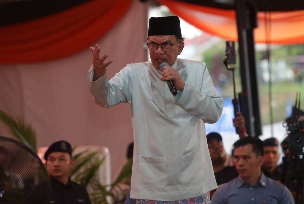 Anwar semasa berucap pada Karnival Segalanya FELDA di Padang Awam FELDA Teloi Timur pada Jumaat.