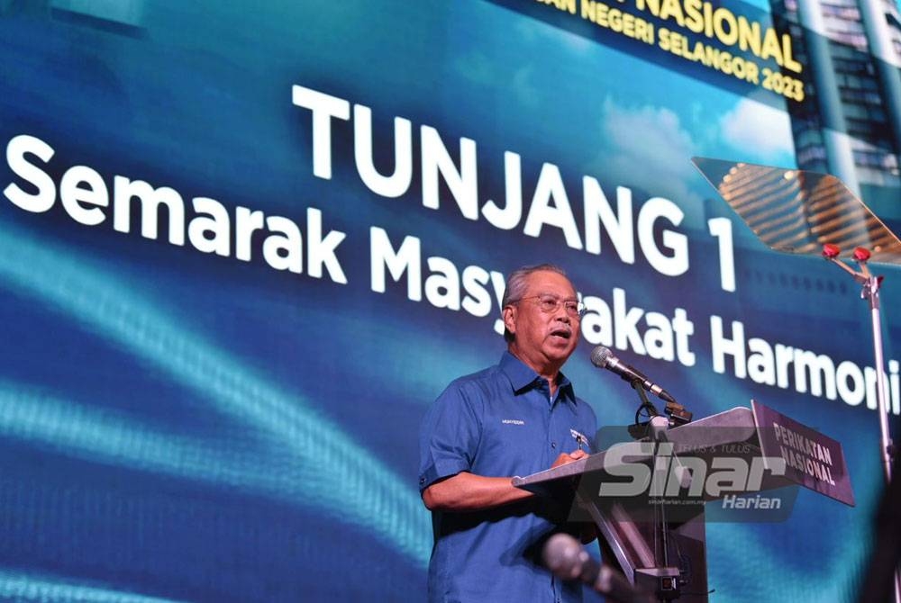 Muhyiddin berucap pada Majlis Pelancaran Tawaran PN Selangor di sebuah hotel di sini malam Jumaat. FOTO: SINAR HARIAN/MOHD RAFIQ REDZUAN HAMZAH