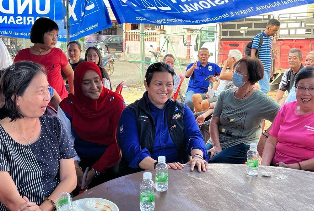 Azalina (tiga kanan) bersama Bibi Sharliza (dua kiri) beramah mesra bersama penduduk Bukit Gelugor, Kuala Pilah ketika program jelajah mesra pada Jumaat.