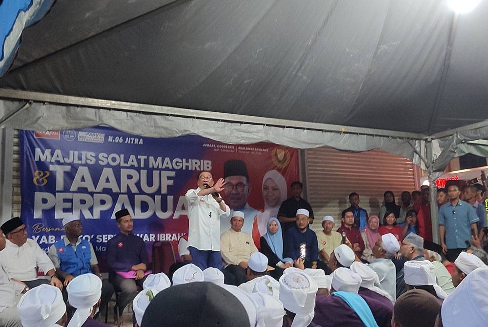 Perdana Menteri, Datuk Seri Anwar Ibrahim berucap pada Taarif Perpaduan di perkarangan Bilik Gerakan Utama Harapan-BN di Jitra, di sini, pada Jumaat.