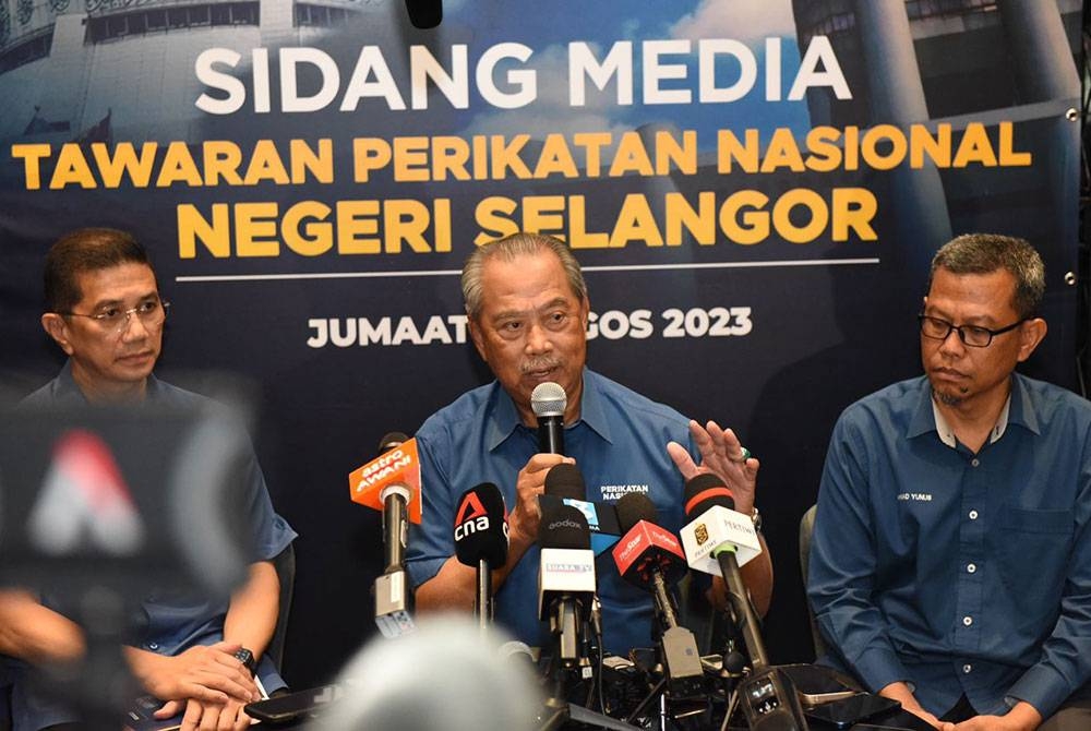 Muhyiddin (tengah) pada sidang media selepas Majlis Pelancaran Tawaran Perikatan Nasional Negeri Selangor di Shah Alam pada Jumaat.