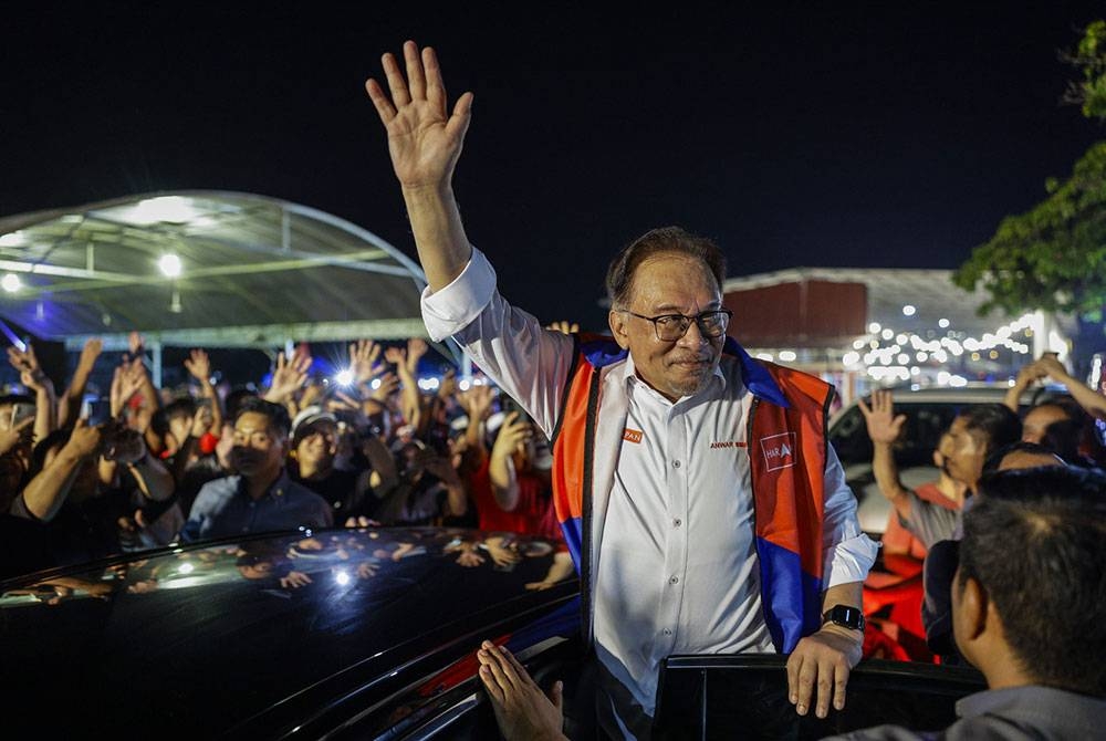 Anwarketika menghadiri Jelajah Perpaduan Madani Alor Setar sempena kempen Pilihan Raya Negeri DUN Kedah di Alor Mengkudu pada Jumaat. - Foto Bernama