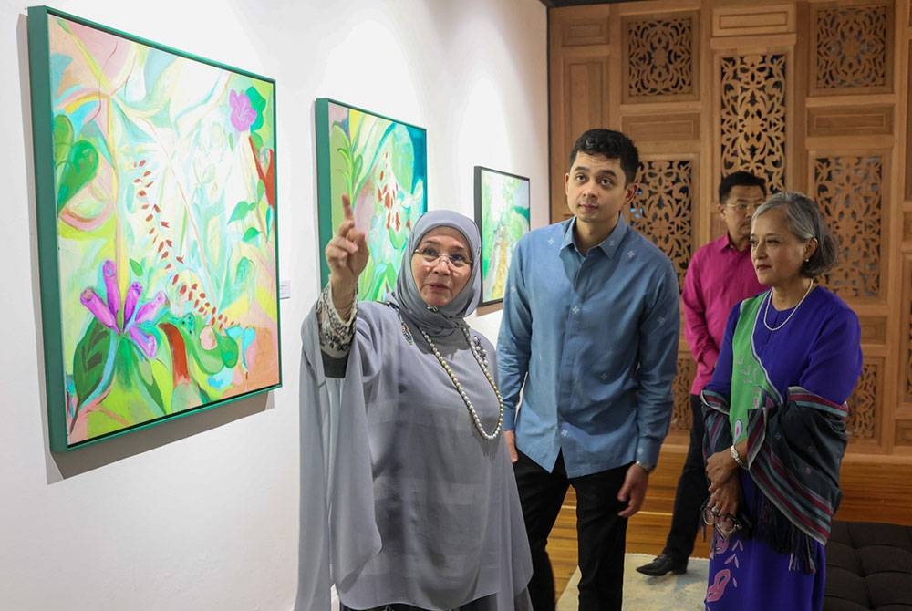 Tunku Azizah Aminah Maimunah Iskandariah berkenan melawat "Pahang in Nature” anjuran Muzium Pahang yang dirasmikan baginda di Muzium Seni Kontemporari (MOCA) pada Jumaat. - Foto: Bernama