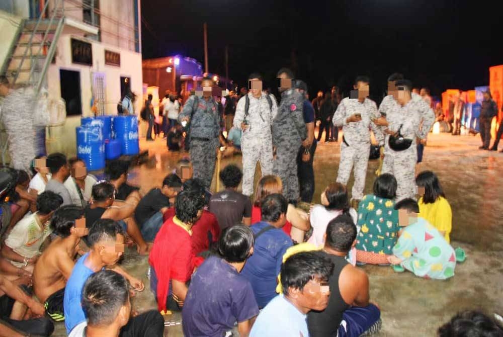 Dalam operasi selama hampir tiga jam itu, seramai 61 orang termasuk dua kanak-kanak membabitkan warga Myanmar, Thailand dan Indonesia berusia antara 7 hingga 55 tahun telah diperiksa. - Foto Jabatan Imigresen Perak