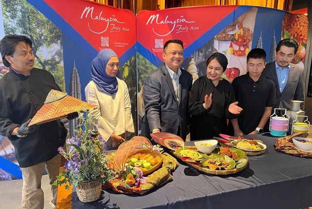 Tuanku Syed Faizuddin (tengah) ketika merasmikan promosi ‘Perlis - The Undeniable Charm’ sempena Tahun Melawat Perlis 2024-2025 di Los Angeles. - Foto ihsan Yayasan Tuanku Syed Putra