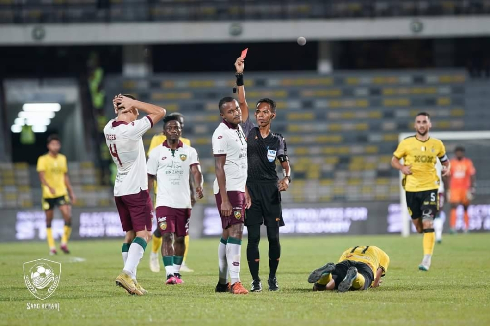 Rodney dilayangkan kad merah oleh pengadil perlawanan, Muhammad Usaid Jamal kerana menendang muka Seo Seonung pada perlawanan pertama Piala Malaysia 2023 di Stadium Perak pada malam Khamis. - FOTO KDA FC