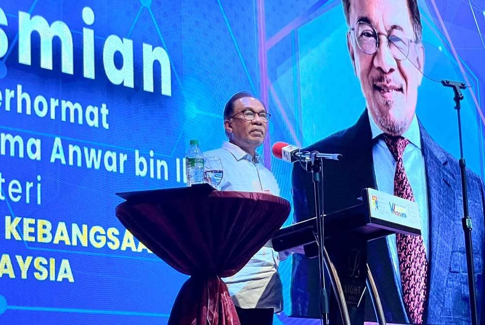 Anwar ketika memberi ucapan pada Majlis Perasmian Persidangan Kebangsaan Ekonomi Malaysia ke-16 di Seberang Jaya pada Sabtu.