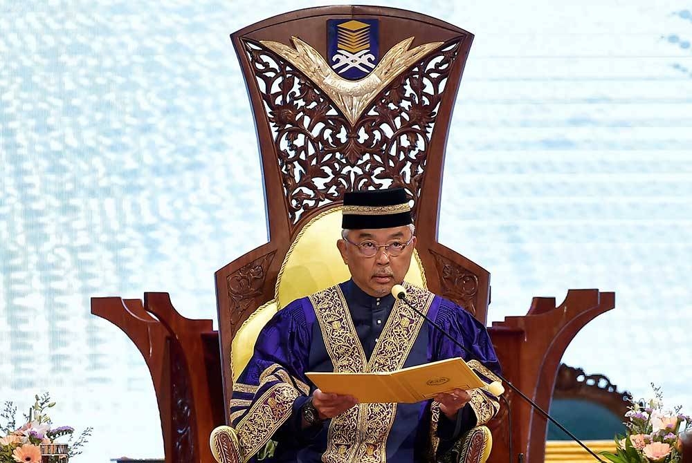 Al-Sultan Abdullah berkenan menyampaikan titah ucapan pada Istiadat Konvokesyen Universiti Teknologi Mara (UiTM) ke-97 di Dewan Agung Tuanku Canselor UiTM Shah Alam pada Sabtu. - Foto Bernama