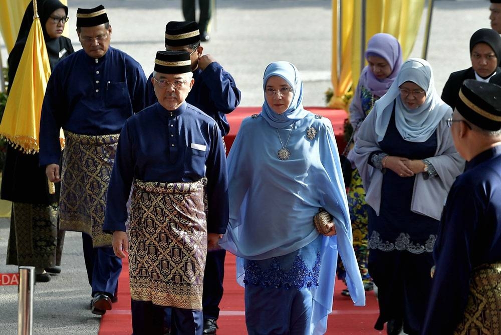 Al-Sultan Abdullah dan Raja Permaisuri Agong berkenan mencemar duli ke Istiadat Konvokesyen Universiti Teknologi Mara (UiTM) ke-97 di Dewan Agung Tuanku Canselor UiTM Shah Alam pada Sabtu. - Foto Bernama