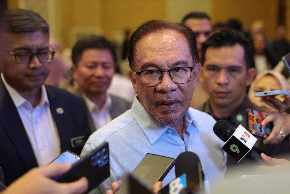 Anwar menjawab pertanyaan media selepas Majlis Perasmian Persidangan Kebangsaan Ekonomi Malaysia ke-16 pada Sabtu. - Foto Bernama