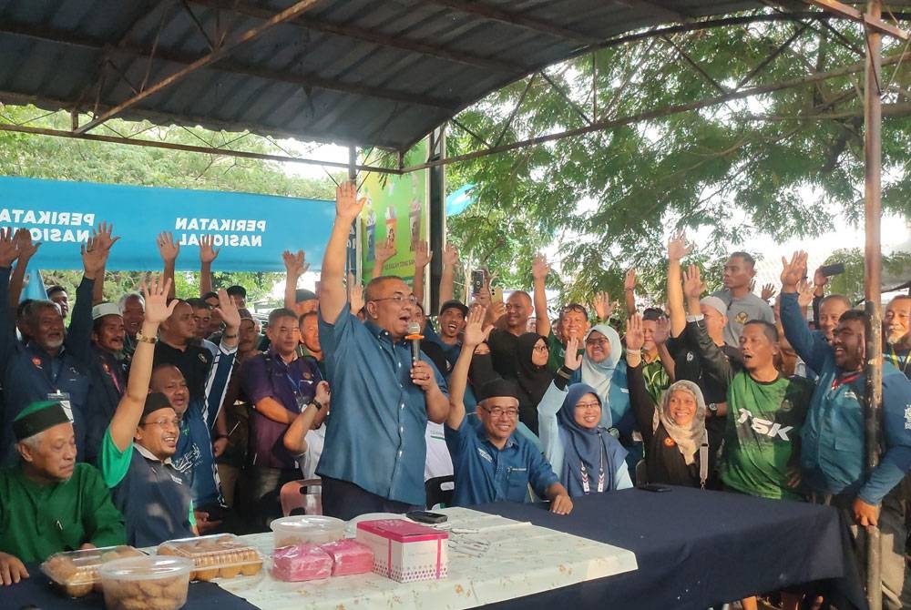 Muhammad Sanusi Md Nor (tengah) ketika berucap pada Sembang Santai di Unit Daerah Mengundi (UDM) Taman Sri Kota pada petang Jumaat.