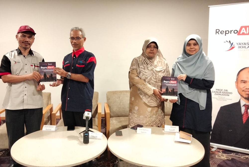 Dr Zainur (kiri) dan Dr Azizi (dua dari kiri) bersama Dr Rafidah (dua dari kanan) serta Pensyarah Perubatan dan Pakar Paediatrik UPM, Dr Nor Azyati Yusoff (kanan) selepas sidang akhbar Majlis Pelancaran Modul ReproAlert pada Sabtu.