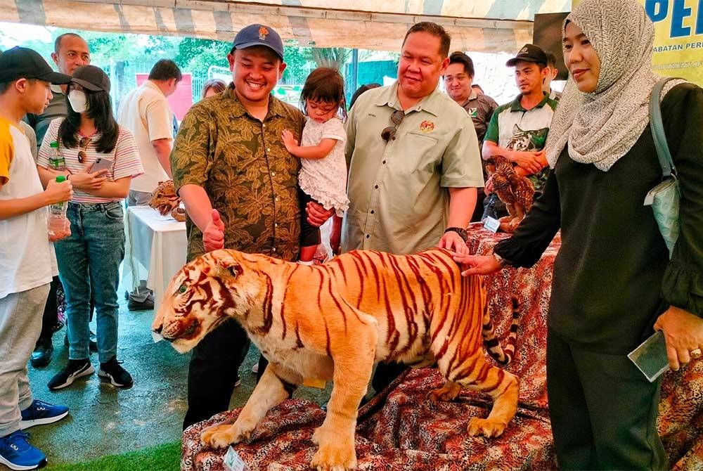 Rais (dua,kiri) melihat harimau yang telah diawet sempena sambutan Hari Harimau Sedunia 2023, di Zoo Melaka, Ayer Keroh di sini, pada Sabtu.