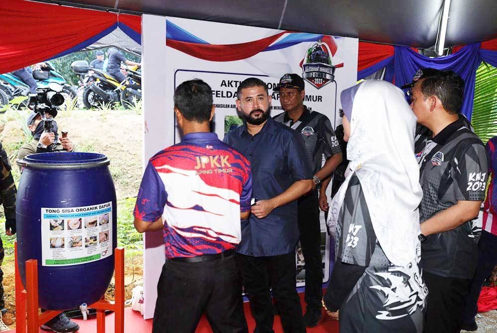 Tunku Ismail diberikan penerangan mengenai sisa organik dapur ketika program Kembara Mahkota Johor (KMJ) 2023 singgah di Felda Bukit Aping Timur pada Sabtu. - Foto: Kelab Media Johor