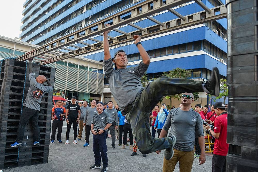 Mohd Shuhaily melengkapkan antara cabaran KL Cops Urbanathlon 2023 yang berlangsung di IPK Kuala Lumpur pada Sabtu.