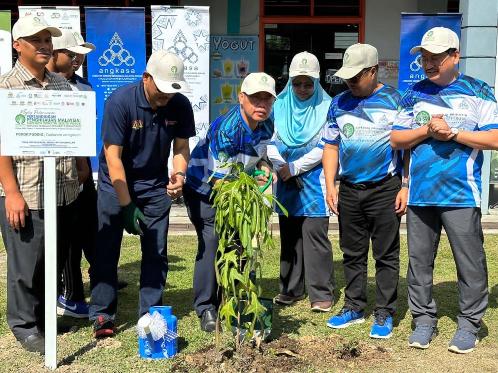 Abdul Fatah menanam pokok simbolik kepada pelancaran &#039;Pertandingan Penghijauan Malaysia: Koperasi Prihatin Sejuta Pokok Koperasi Sekolah Peringkat Kebangsaan&#039; di Gombak pada Sabtu. 