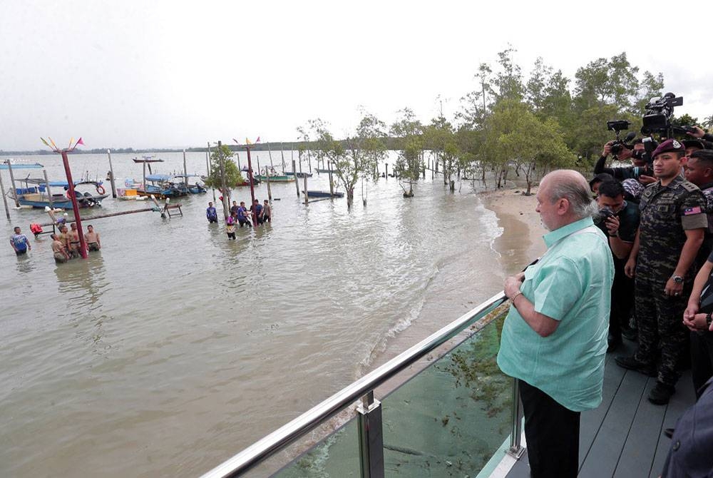 Keberangkatan tiba Sultan Ibrahim disambut meriah ketika singgah ke destinasi terakhir pada hari pertama KMJ 2023 di Kampung Stay, Teluk Buih pada Sabtu. - Foto: Kelab Media Johor