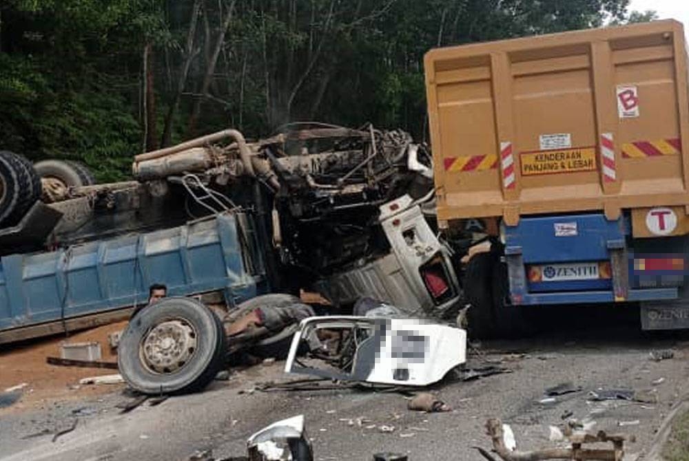 Lori tanah dipandu mangsa remuk selepas terlibat dalam kemalangan membabitkan empat kenderaan di Jalan Pintasan Kuantan dekat Semambu pada Sabtu.