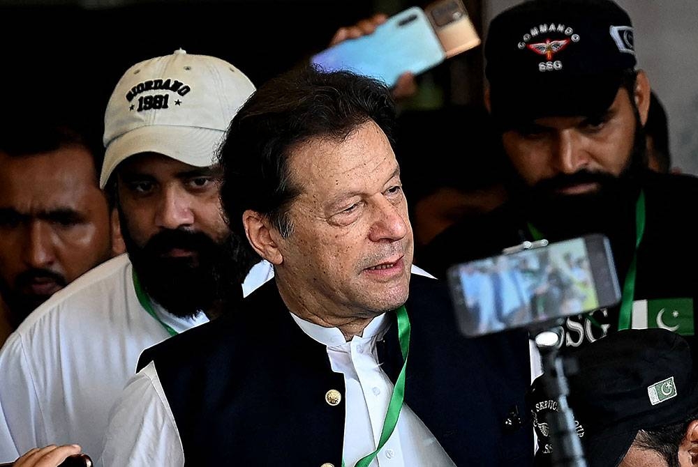 Mahkamah Islamabad menjatuhkan hukuman penjara tiga tahun terhadap Imran Khan kerana menyembunyikan aset kewangannya. - Foto AFP