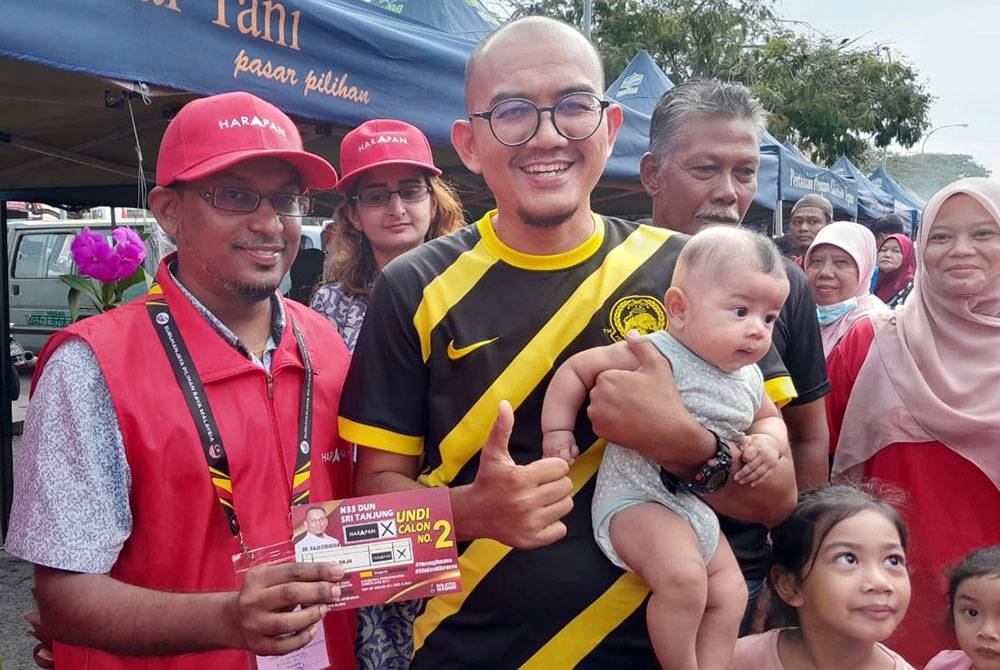 Rajasekaran bertemu penduduk setempat ketika program jelajah mesra di pasar malam Dataran Segar Port Dickson pada Sabtu.