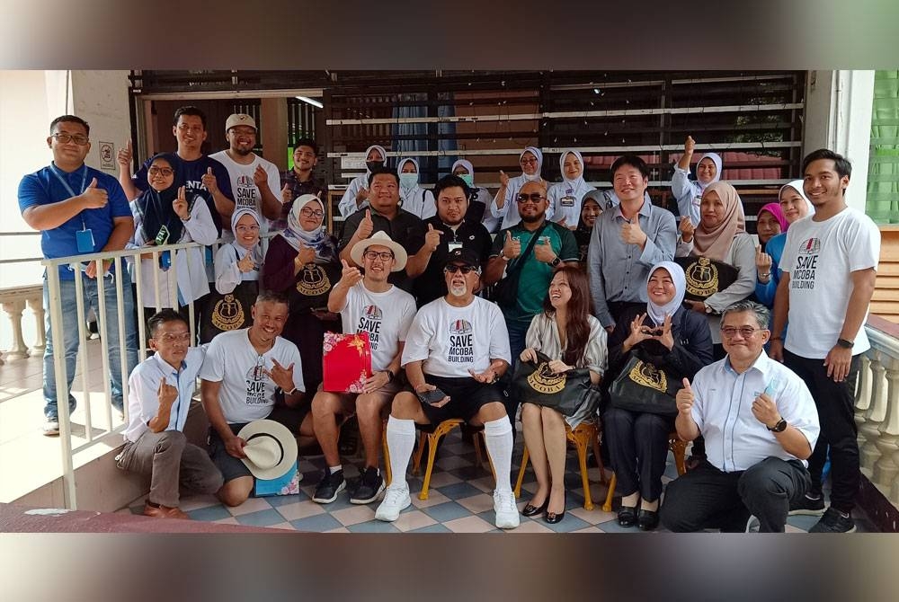 Ahmad Burhanuddin (duduk, tengah) bersama ahli MCOBA dan UEM Edgenta menghulurkan sumbangan ketika melawat Wad Penyayang, Hospital Kuala Kangsar pada Sabtu.