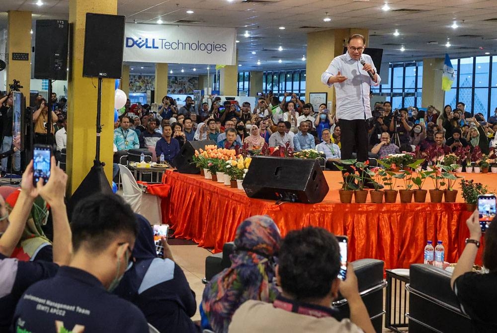 Anwar berucap semasa hadir pada Hi-Tea bersama pekerja industri dan pembuatan negeri Pulau Pinang di Dell Global Business Center pada Sabtu. - Foto Bernama