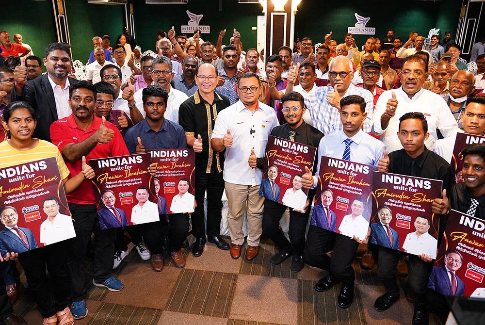 Amirudin (tengah) bergambar bersama tetamu di Perhimpunan Pemimpin India Malaysia.