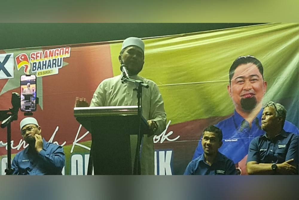 Nik Muhammad Zawawi ketika menyampaikan ceramah di Pangsapuri PKNS Seksyen 7, Shah Alam, pada malam Sabtu.