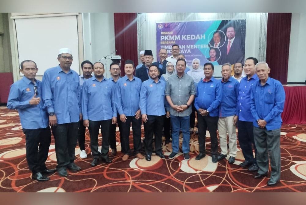 Abdul Rahman (lima kanan) bersama ahli Persatuan Kontraktor Melayu Malaysia (PKKM) Kedah selepas diskusi di sebuah hotel pada petang Sabtu.