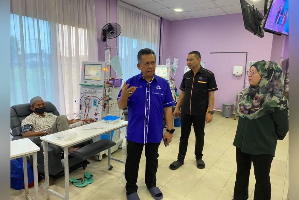 Ahmad Razif ketika membuat tinjauan di Pusat Hemodialisis Seberang Takir pada Ahad.