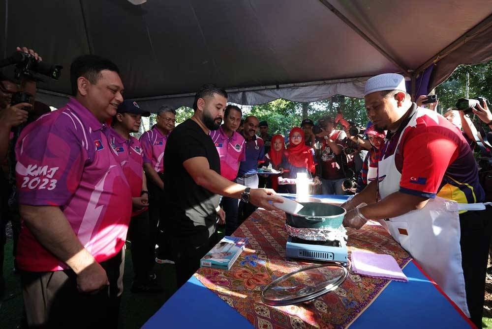 Muhammad Fairuz (kanan) berkata sesuatu kepada Tunku Ismail. - Foto Kelab Media Johor