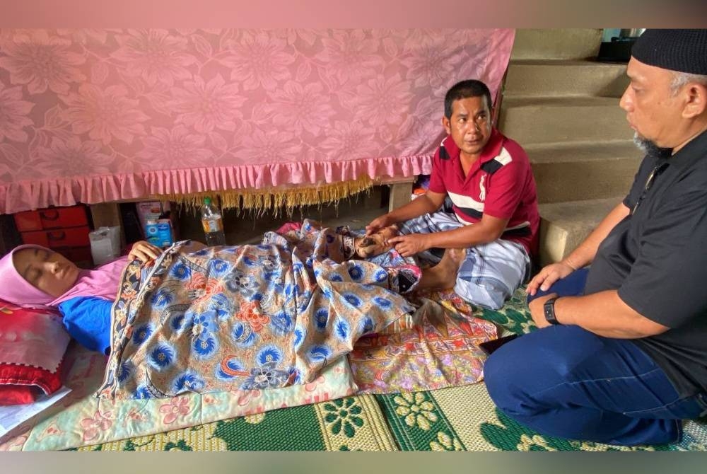 Zulkifli dan isteri menerima kunjungan daripada Amran (kanan) di rumah mereka.