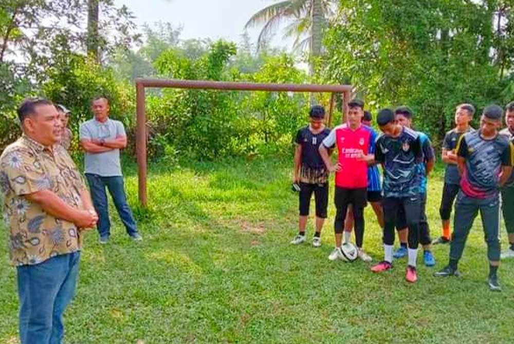 Ton Nan (kiri) meluangkan masa bersama anak muda di Tendong, Pasir Mas.