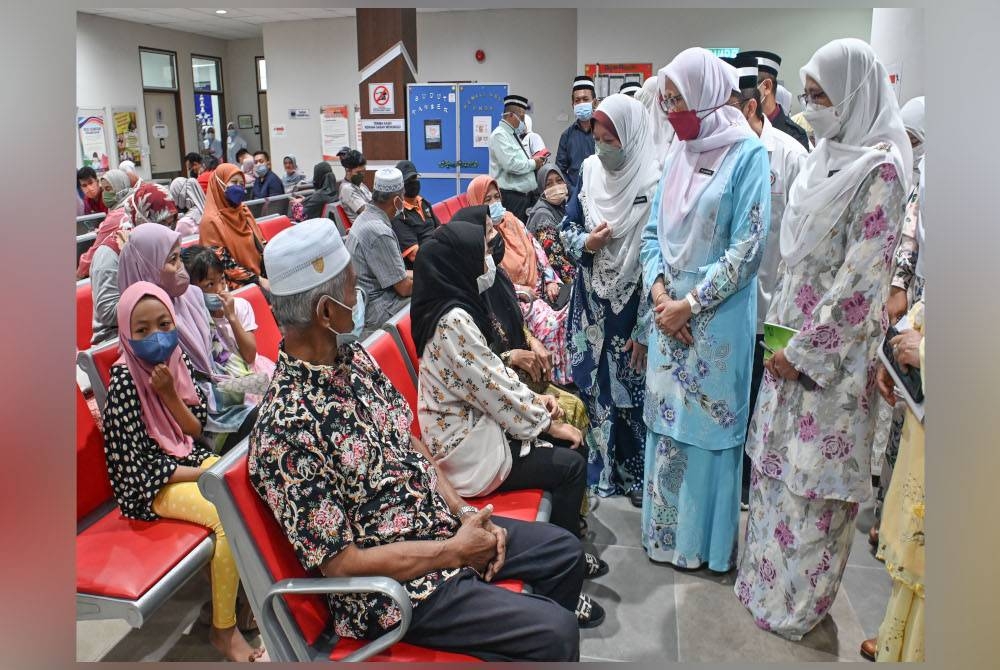 Dr Zaliha (dua dari kanan) beramah mesra dengan orang ramai pada Majlis Perasmian Klinik Kesihatan Manir Kuala Terengganu hari ini.
Turut bersama Pengarah Kesihatan Negeri Terengganu, Datuk Dr Kasemani Embong (tiga, kanan).