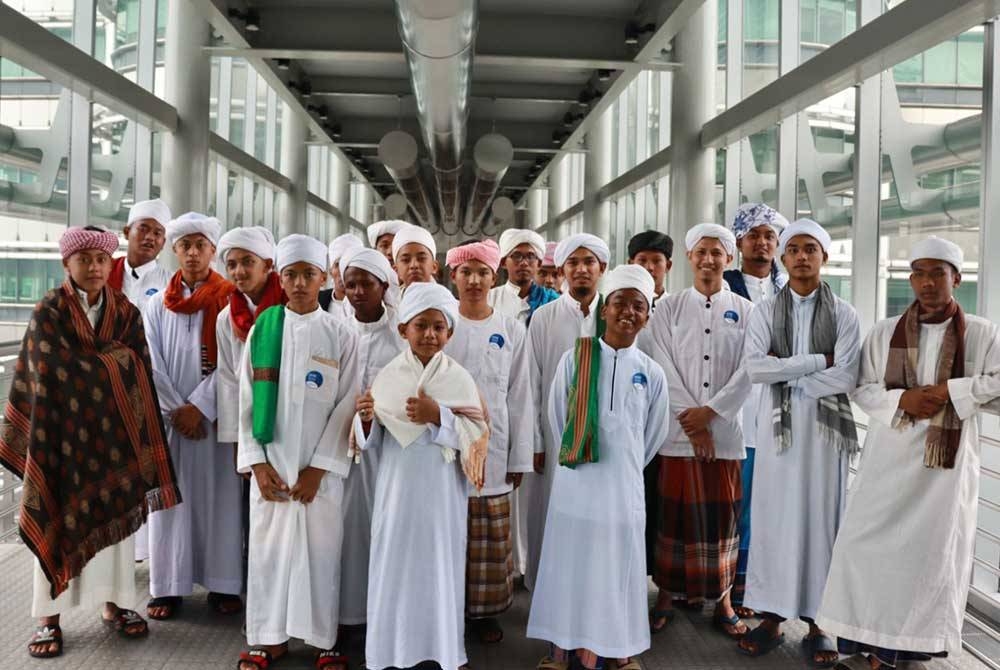 Pelajar-pelajar dibawa melawat Skybridge Petronas Twin Tower.