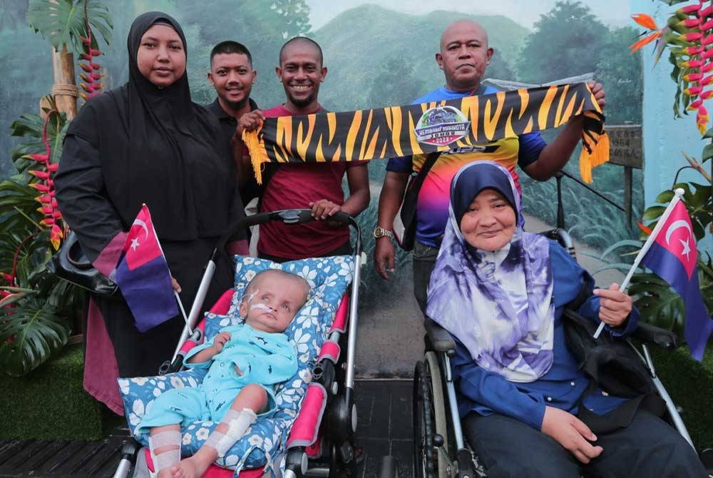 Marina (kanan) dan adik Nor Rahil Mohd Shahrul Shahrul. - foto Kelab Media Johor