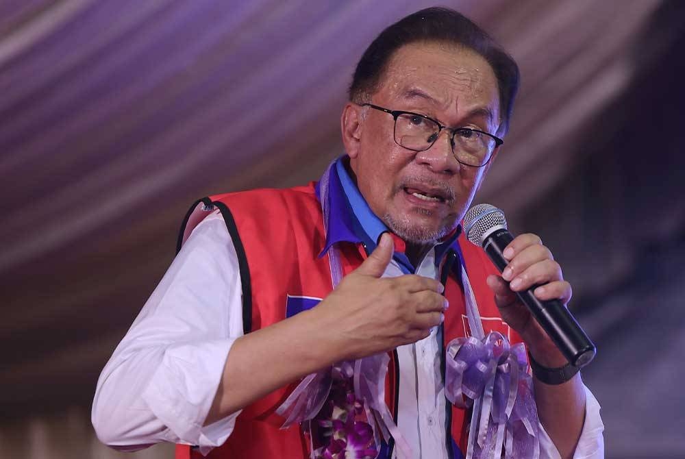 Anwar yang juga Pengerusi PH berucap pada Majlis Ceramah Jelajah Perpaduan Madani di Sungai Ara malam ini.   - Foto Bernama