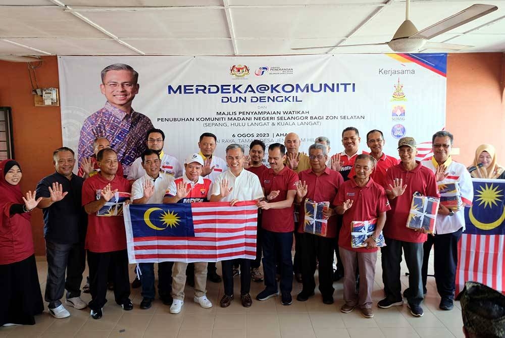 Fahmi (tengah) bersama warga komuniti pada Program Merdeka@Komuniti DUN Dengkil dan Majlis Penyampaian Watikah Komuniti Madani Peringkat Zon Selatan Negeri Selangor Tahun 2023 di Jenderam pada Ahad.