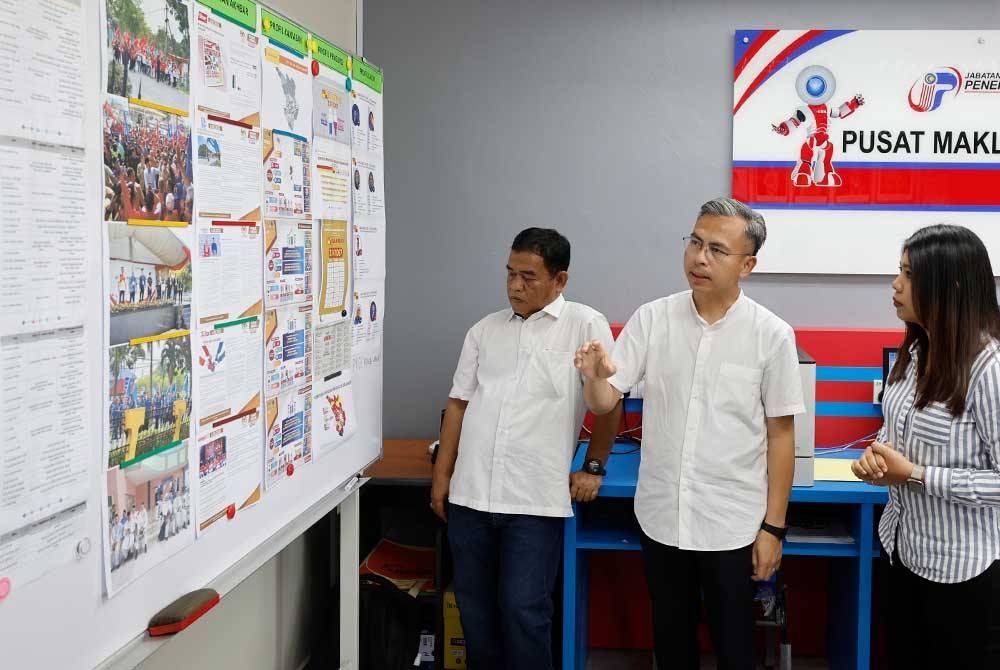 Fahmi (tengah) melawat Pusat Media PRN Selangor di Pejabat Penerangan Daerah Kuala Langat, Telok Datok, Banting, pada Ahad. - Foto Bernama