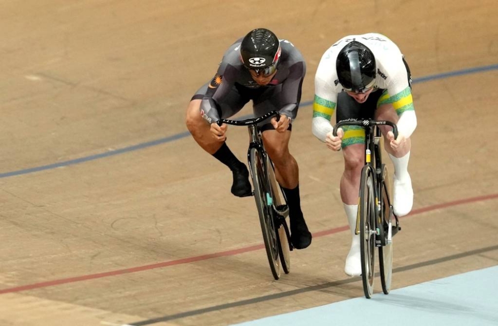 Insiden yang menyebabkan Azizulhasni (kiri) dibatalkan kemenangannya ke atas Cornish pada pusingan kedua acara pecut individu Kejohanan Berbasikal Trek Dunia di Glasgow lewat malam Sabtu.