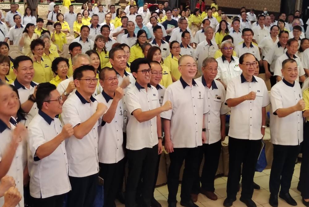 Ka Siong (hadapan, empat dari kanan) pada Konvensyen Tahunan MCA Negeri Johor, Kulai pada Ahad.