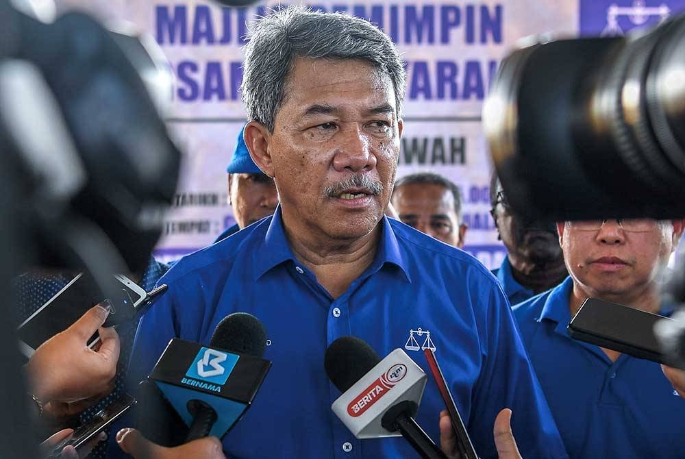 Mohamad bercakap kepada pemberita semasa sidang media selepas berkempen sempena Pilihan Raya Negeri di Kuala Sawah pada Ahad. - Foto Bernama